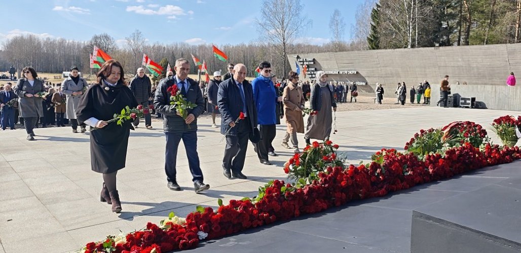 В ХАТЫНИ ПРЕДСТАВИТЕЛИ ТРАДИЦИОННЫХ КОНФЕССИЙ И НАЦИОНАЛЬНО-КУЛЬТУРНЫХ ОБЩЕСТВЕННЫХ ОБЪЕДИНЕНИЙ ВОЗЛОЖИЛИ ЦВЕТЫ К МЕМОРИАЛУ - фото 7