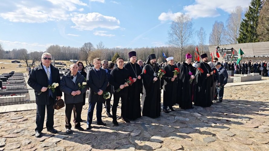 В ХАТЫНИ ПРЕДСТАВИТЕЛИ ТРАДИЦИОННЫХ КОНФЕССИЙ И НАЦИОНАЛЬНО-КУЛЬТУРНЫХ ОБЩЕСТВЕННЫХ ОБЪЕДИНЕНИЙ ВОЗЛОЖИЛИ ЦВЕТЫ К МЕМОРИАЛУ - фото 5