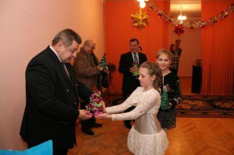 Уполномоченный по делам религий и национальностей Л.П.Гуляко и руководители национально-культурных объединений паоздравили воспитанников социально-педагогического приюта Фрунзенского района г.Минска с Новым годом (27.12.2012) - фото 10