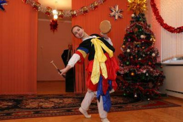 Уполномоченный по делам религий и национальностей Л.П.Гуляко и руководители национально-культурных объединений паоздравили воспитанников социально-педагогического приюта Фрунзенского района г.Минска с Новым годом (27.12.2012) - фото 2