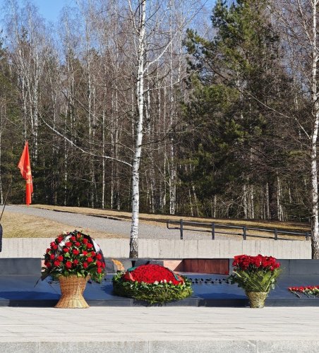 В ХАТЫНИ ПРЕДСТАВИТЕЛИ ТРАДИЦИОННЫХ КОНФЕССИЙ И НАЦИОНАЛЬНО-КУЛЬТУРНЫХ ОБЩЕСТВЕННЫХ ОБЪЕДИНЕНИЙ ВОЗЛОЖИЛИ ЦВЕТЫ К МЕМОРИАЛУ - фото 4