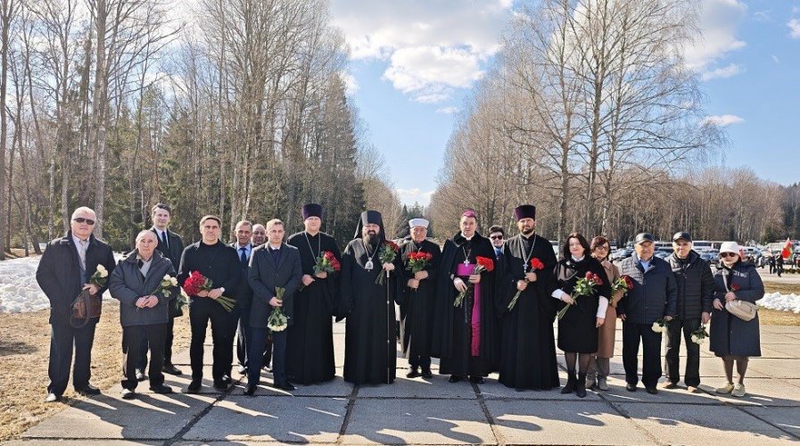 В ХАТЫНИ ПРЕДСТАВИТЕЛИ ТРАДИЦИОННЫХ КОНФЕССИЙ И НАЦИОНАЛЬНО-КУЛЬТУРНЫХ ОБЩЕСТВЕННЫХ ОБЪЕДИНЕНИЙ ВОЗЛОЖИЛИ ЦВЕТЫ К МЕМОРИАЛУ - фото 2