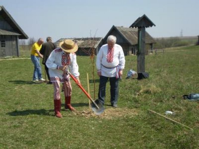 руководители национально-культурных объединений на посадке аллеи Дружбы в музее архитектуры и быта - фото 1