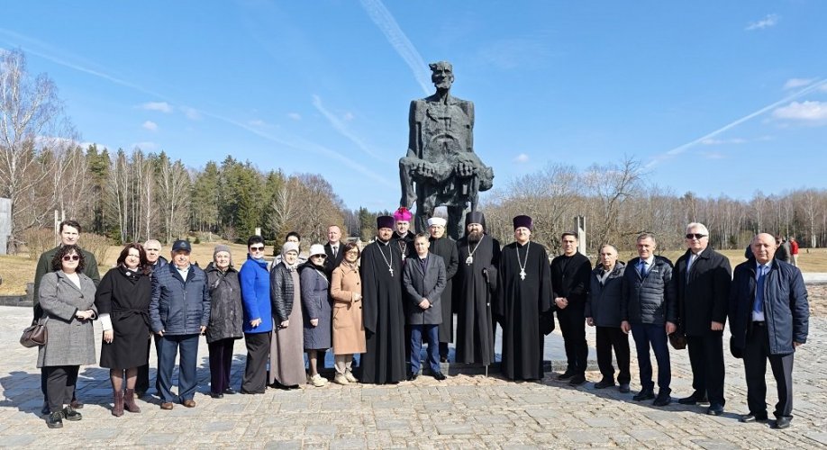 В ХАТЫНИ ПРЕДСТАВИТЕЛИ ТРАДИЦИОННЫХ КОНФЕССИЙ И НАЦИОНАЛЬНО-КУЛЬТУРНЫХ ОБЩЕСТВЕННЫХ ОБЪЕДИНЕНИЙ ВОЗЛОЖИЛИ ЦВЕТЫ К МЕМОРИАЛУ - фото 8