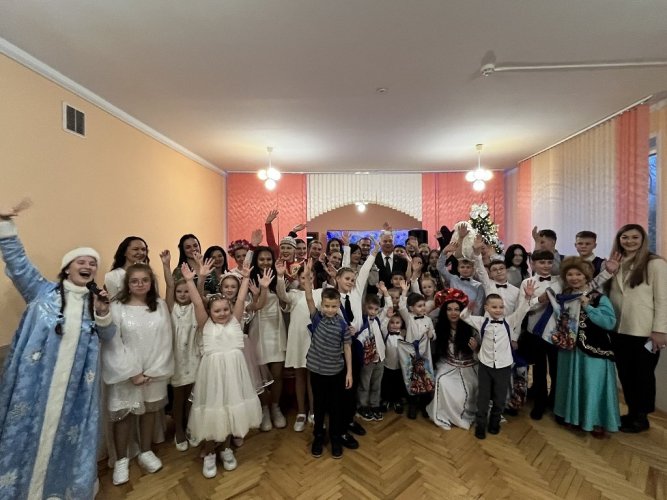 ПРАЗДНИК ДЛЯ ДЕТЕЙ В РАМКАХ НОВОГОДНЕЙ БЛАГОТВОРИТЕЛЬНОЙ АКЦИИ «НАШИ ДЕТИ» 2025 - фото 9