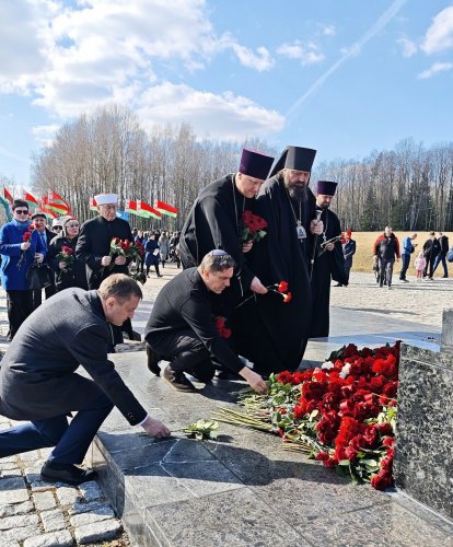 В ХАТЫНИ ПРЕДСТАВИТЕЛИ ТРАДИЦИОННЫХ КОНФЕССИЙ И НАЦИОНАЛЬНО-КУЛЬТУРНЫХ ОБЩЕСТВЕННЫХ ОБЪЕДИНЕНИЙ ВОЗЛОЖИЛИ ЦВЕТЫ К МЕМОРИАЛУ - фото 3