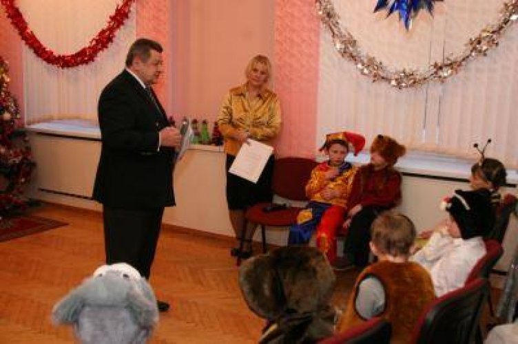 Уполномоченный по делам религий и национальностей Л.П.Гуляко и руководители национально-культурных объединений паоздравили воспитанников социально-педагогического приюта Фрунзенского района г.Минска с Новым годом (27.12.2012) - фото 6