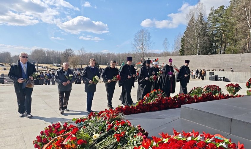 В ХАТЫНИ ПРЕДСТАВИТЕЛИ ТРАДИЦИОННЫХ КОНФЕССИЙ И НАЦИОНАЛЬНО-КУЛЬТУРНЫХ ОБЩЕСТВЕННЫХ ОБЪЕДИНЕНИЙ ВОЗЛОЖИЛИ ЦВЕТЫ К МЕМОРИАЛУ - фото 6