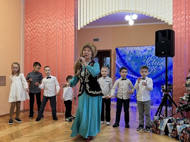 ПРАЗДНИК ДЛЯ ДЕТЕЙ В РАМКАХ НОВОГОДНЕЙ БЛАГОТВОРИТЕЛЬНОЙ АКЦИИ «НАШИ ДЕТИ» 2025 - фото 8