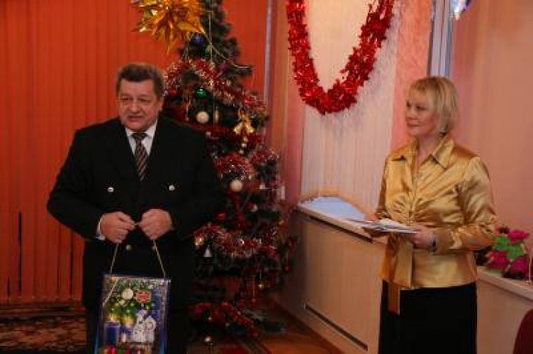 Уполномоченный по делам религий и национальностей Л.П.Гуляко и руководители национально-культурных объединений паоздравили воспитанников социально-педагогического приюта Фрунзенского района г.Минска с Новым годом (27.12.2012) - фото 7