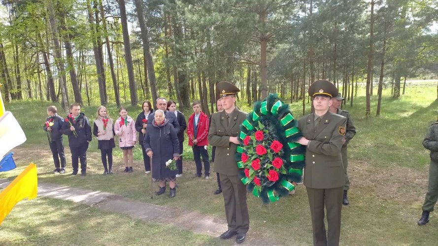 В акции "30 дней до Победы" также приняли участие учащиеся Красненской СШ, руководство Красненского исполкома, представители войсковой части 52242.
