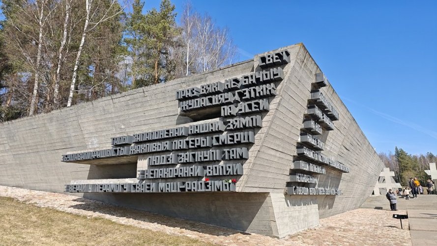 В ХАТЫНИ ПРЕДСТАВИТЕЛИ ТРАДИЦИОННЫХ КОНФЕССИЙ И НАЦИОНАЛЬНО-КУЛЬТУРНЫХ ОБЩЕСТВЕННЫХ ОБЪЕДИНЕНИЙ ВОЗЛОЖИЛИ ЦВЕТЫ К МЕМОРИАЛУ - фото 1