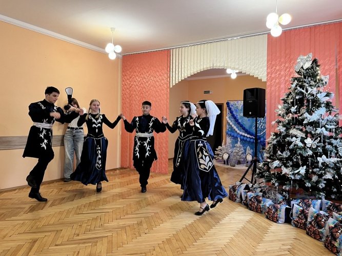 ПРАЗДНИК ДЛЯ ДЕТЕЙ В РАМКАХ НОВОГОДНЕЙ БЛАГОТВОРИТЕЛЬНОЙ АКЦИИ «НАШИ ДЕТИ» 2025 - фото 6